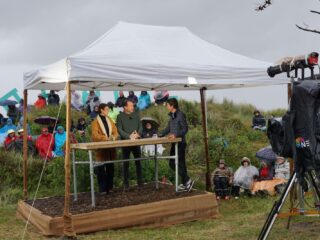 Cornald Maas doet verslag vanaf een regenachtig Oerol