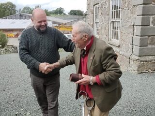Hoe krijg je een horloge dat 50 jaar in de koeienpoep heeft gelegen weer aan de praat?
