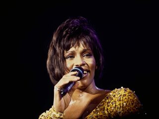 Whitney Houston zingt loepzuivere versie I Wanna Dance With Somebody bij Top of the Pops