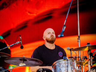Coldplay-drummer Will Champion grijpt de hoofdrol bij live-versie In My Place