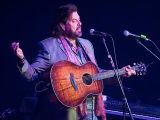 Alan Parsons speelt Old And Wise met orkest en koor in Colombia