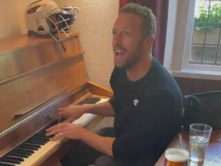 Coldplay-frontman Chris Martin verrast verloofd koppel in de pub met optreden