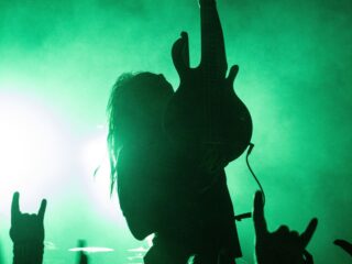 Gillende gitaren en brullende zangers: dit is de hardste coalitie in de politiek