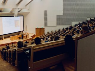 Onderwijsminister Dijkgraaf wil studenten weerbaarder maken: 'Stress zit in het leven'