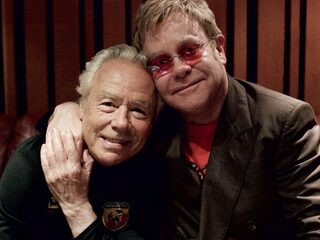 Hoe Elton John 2.200 keer voor dezelfde drummer koos