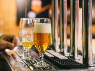 Bierbrouwers bieden petitie tegen accijnsverhoging aan: 'Kan desastreus uitpakken'