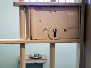 Grote misstanden in vrouwengevangenissen: 'Kon het niet geloven'