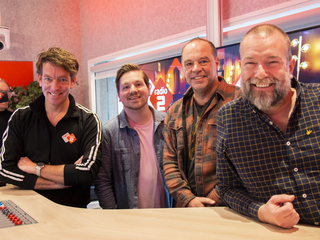ANWB-filelezers Erwin de Hart en Tim Schaap lezen live vanuit de studio