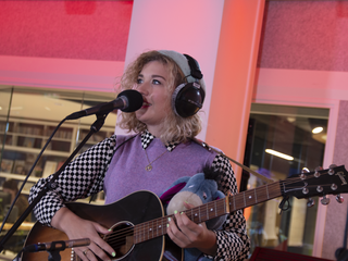 Judy Blank zingt Karaoke voor het eerst live bij Jan-Willem Start Op!