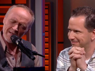 Stef Bos speelt speciaal voor Bart een oerversie van Door De Wind