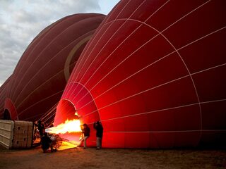 Luchtballonvaarder Hans landde middenin voetbalwedstrijd