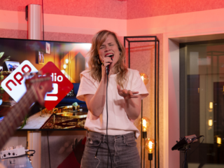 Ilse DeLange live met nog niet eerder vertoonde versie van Drown Us Out