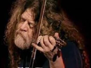 Kansas speelt legendarische liveversie van Top 2000-klassieker Dust In The Wind