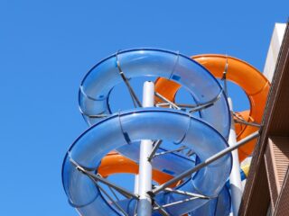 Teun is glijbaantester in het Tikibad: 'Nog elke dag leuk'