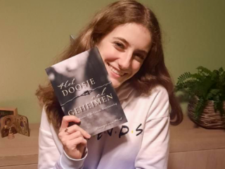 Jasmijn (16) schreef een boek over WOII: 'Veel mensen weten niet meer wat het is'
