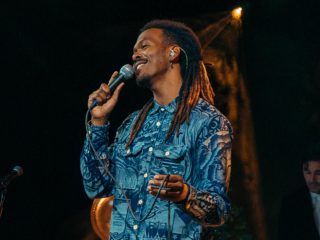 Jeangu Macrooy kondigt album en theatertour aan