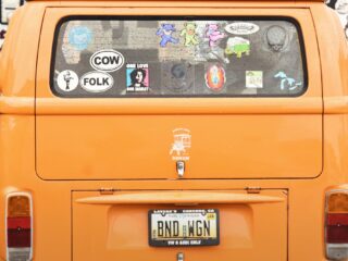 (Band)busje komt zo: met de billen bloot tot aan gestrande bandleden