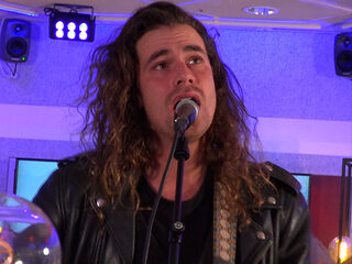 Lucas Hamming covert Let It Happen van Tame Impala bij Giel