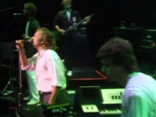 Een magische sfeer tijdens Land Of Confusion door Genesis in Wembley