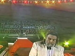 Vangelis speelt betoverende liveversie Conquest Of Paradise in Athene