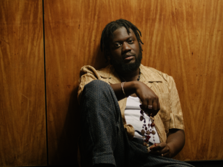 Michael Kiwanuka trakteert op 3 minuten magie met liveversie Lowdown (part i)