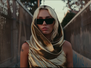 Reageert Miley Cyrus in Flowers op Bruno Mars’ When I Was Your Man?