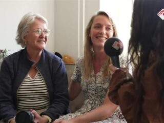 Karin verrast met overnachting in Scheveningen: 'Ik ben helemaal geëmotioneerd'