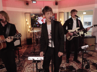 Orange Skyline broers wagen zich aan eerste duet met Meet You In The Middle