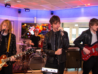 Orange Skyline zet live podium Jan-Willem Start Op! in vuur en vlam