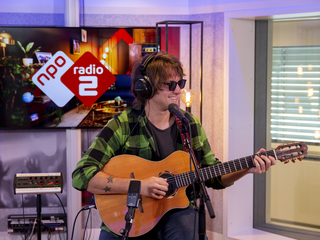 Paolo Nutini bezorgt kippenvel met akoestische Through The Echoes