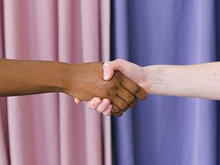 Helft van Nederland wil af van de drie begroetingszoenen