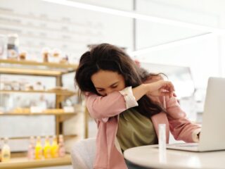 Jeukende ogen en loopneuzen: pollen zijn er door klimaatverandering 'eigenlijk alleen in december niet'