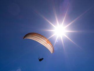 Wim springt 60 keer uit een helikopter voor darmkankeronderzoek