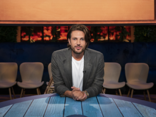 Renze Klamer stoot Robert ten Brink van z'n Dr. Love troon