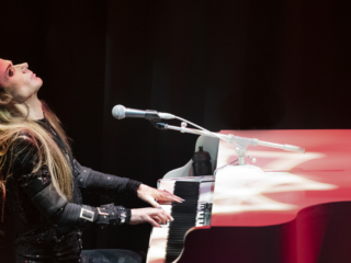 Robby Valentine raakt luisteraars met live versie Embrace The Unknown