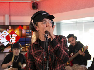 SERA maakt indruk met akoestische versie van She Kissed Me First