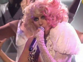 Lady Gaga stort hart uit tijdens opvoering Paparazzi