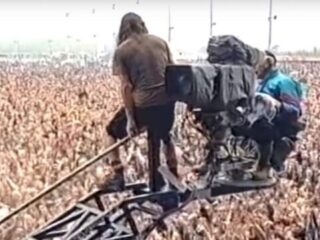 Eddie Vedder stagedivend in een Tivoli-shirt op Pinkpop 1992