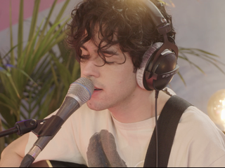 TikTok-sensatie Stephen Sanchez betovert met akoestische 50s sound