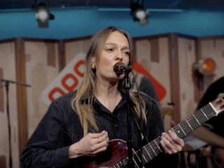 The Indien live met Dancing On My Feelings