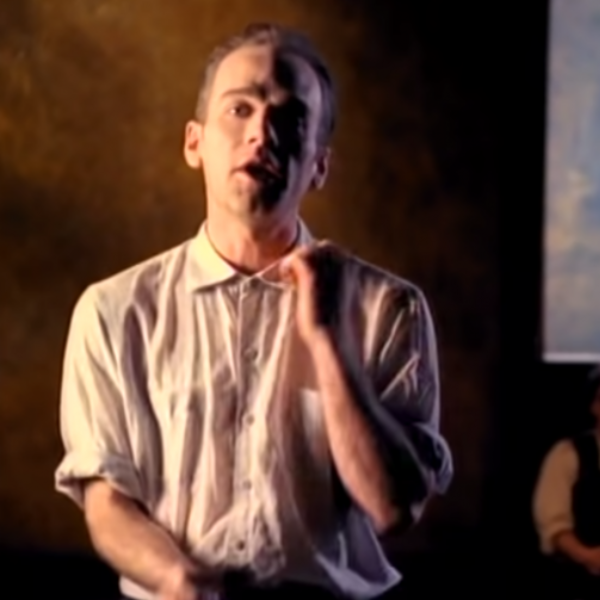 Michael Stipe neemt Losing My Religion van R.E.M. bijna volledig naakt op