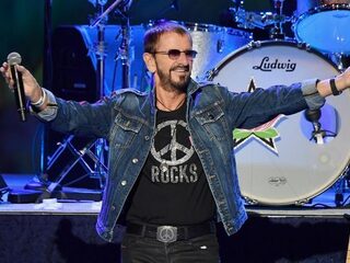 Ringo Starr covert 'Three Little Birds' samen met zoon Bob Marley