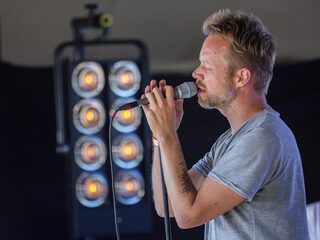 Kijk nu: Diggy Dex danst de zon op tijdens Muziekcafé XL