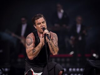 Robbie Williams covert 'Wonderwall' van Oasis