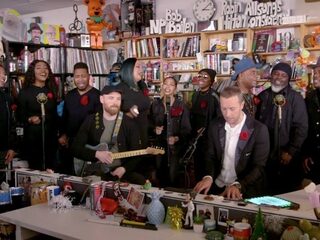 Coldplay speelt cover '1999' van Prince tijdens intieme sessie