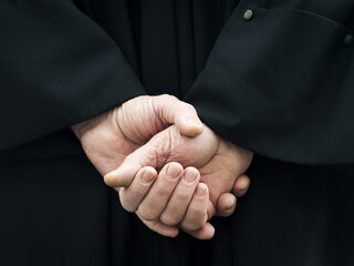 Waarom lopen oude mannen vaak met hun handen op de rug?