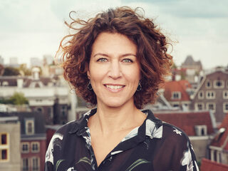 Evelien de Bruijn stemt voor de Top 2000