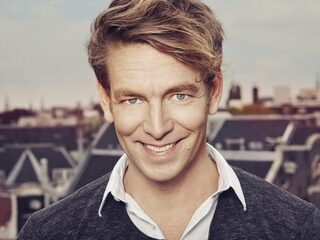Jan-Willem Roodbeen stemt voor de NPO Radio 2 Top 2000