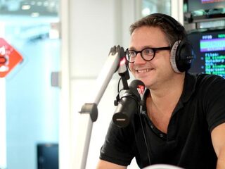 Waarom viert Guus Meeuwis zijn jubileum in New York?