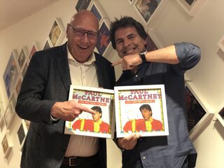 Kees Jansma deed vroeger voetbalcommentatoren na met een theezeefje